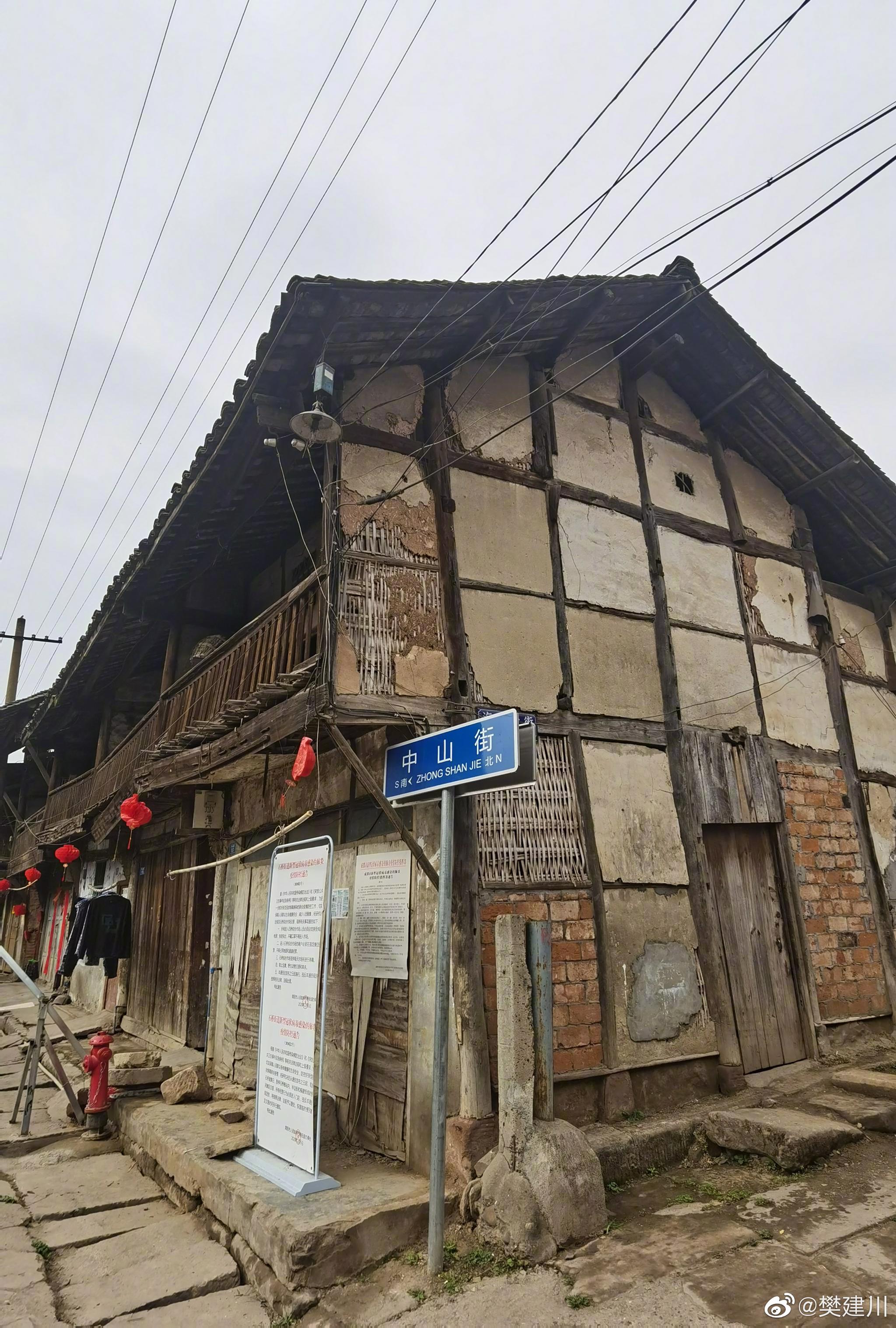 若在清末民初,简阳石桥镇繁华之极,号称小上海,这是一个水陆码头