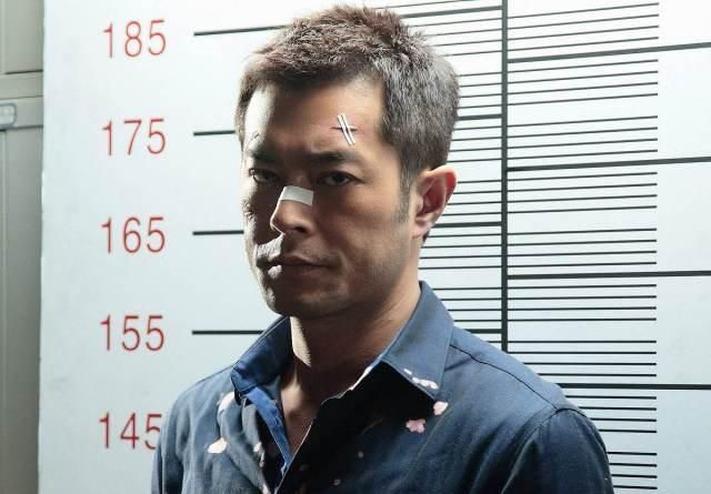 也有入狱照,不过其实早年间古天乐其实进过监狱,所以相比别的明星来说