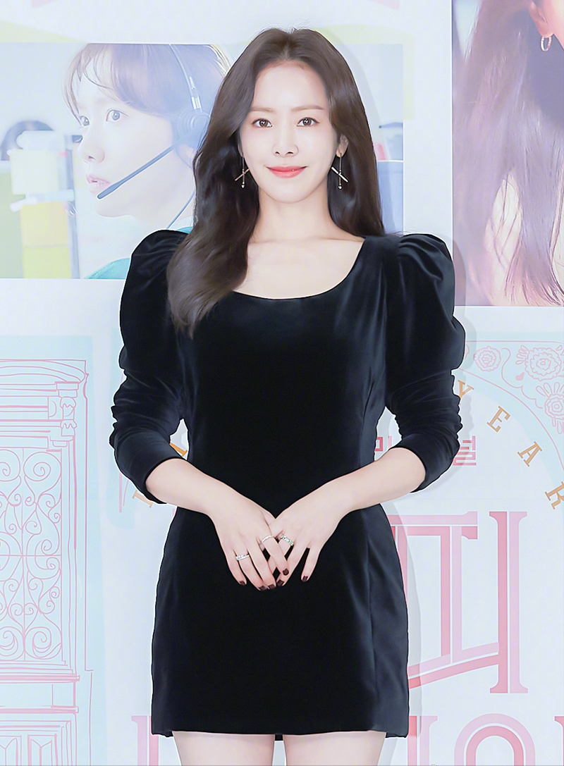 新年快乐发布会李栋旭自信招手状态好韩志旼超美