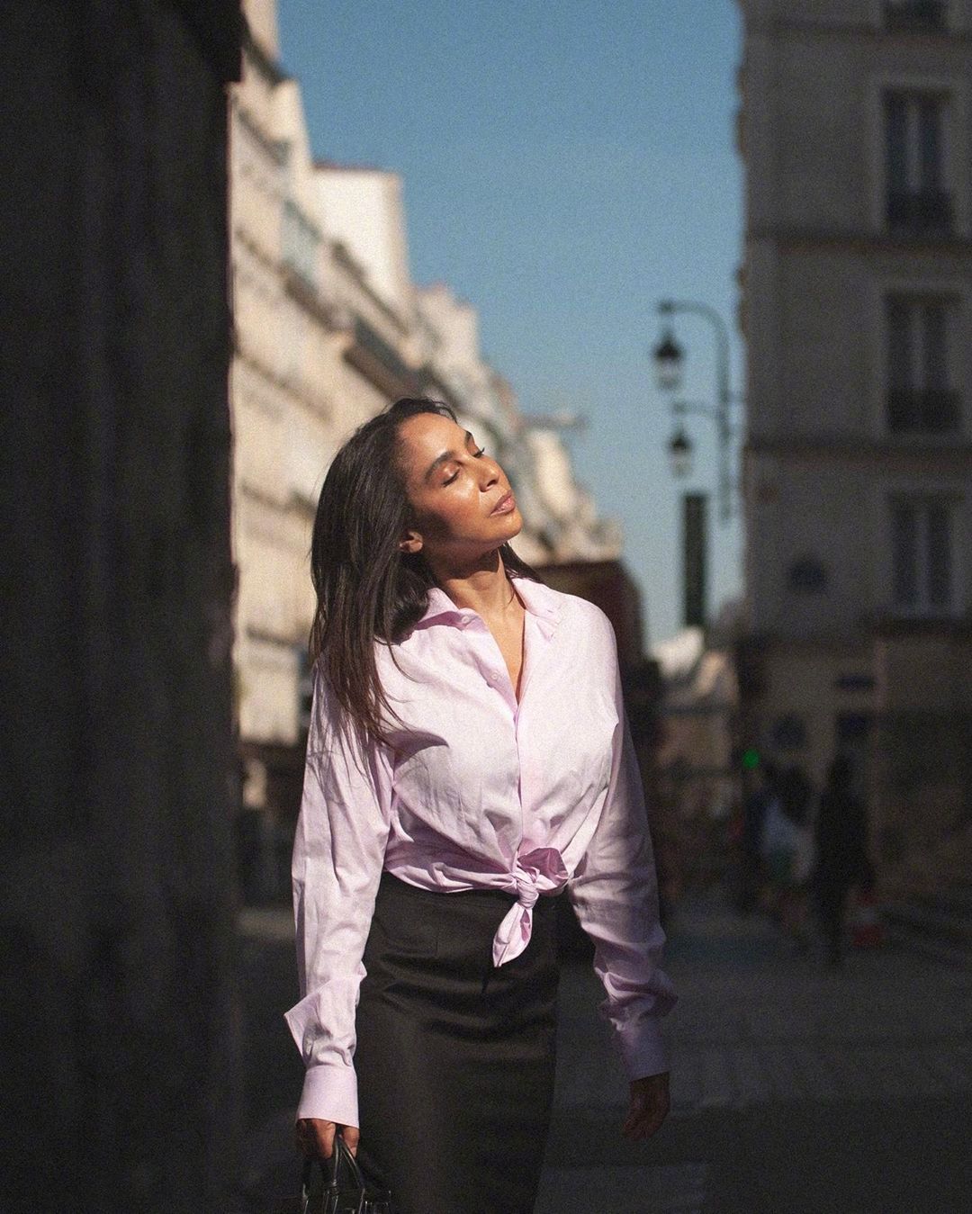 法国女人以优雅精致的穿搭给人留下深刻的美好印象