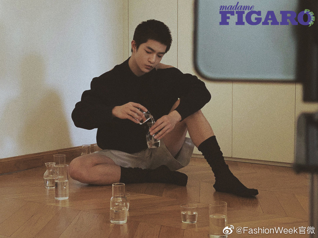 屈楚萧x费加罗自己掌镜的一组大片7878