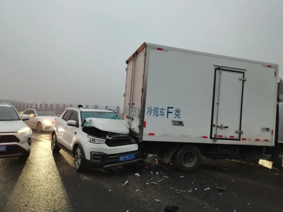 高速公路6车连续追尾关键时刻他们站了出来