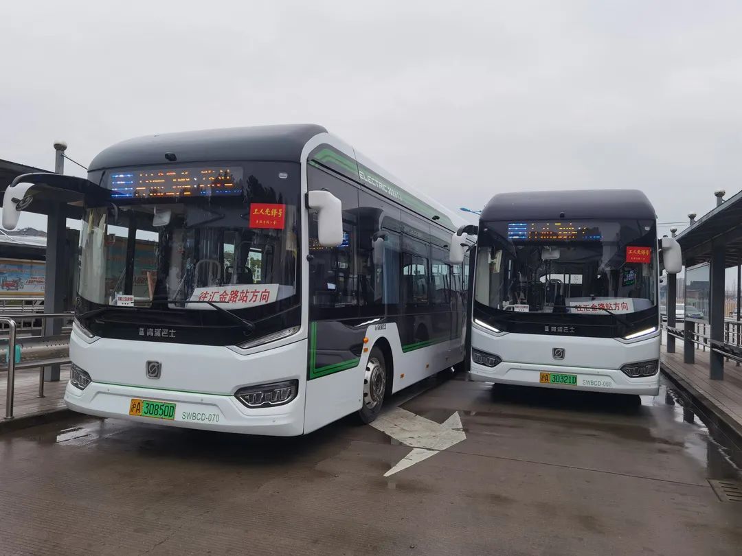 更舒适更安逸!青浦21辆"白金刚"公交车投入运营-新浪汽车