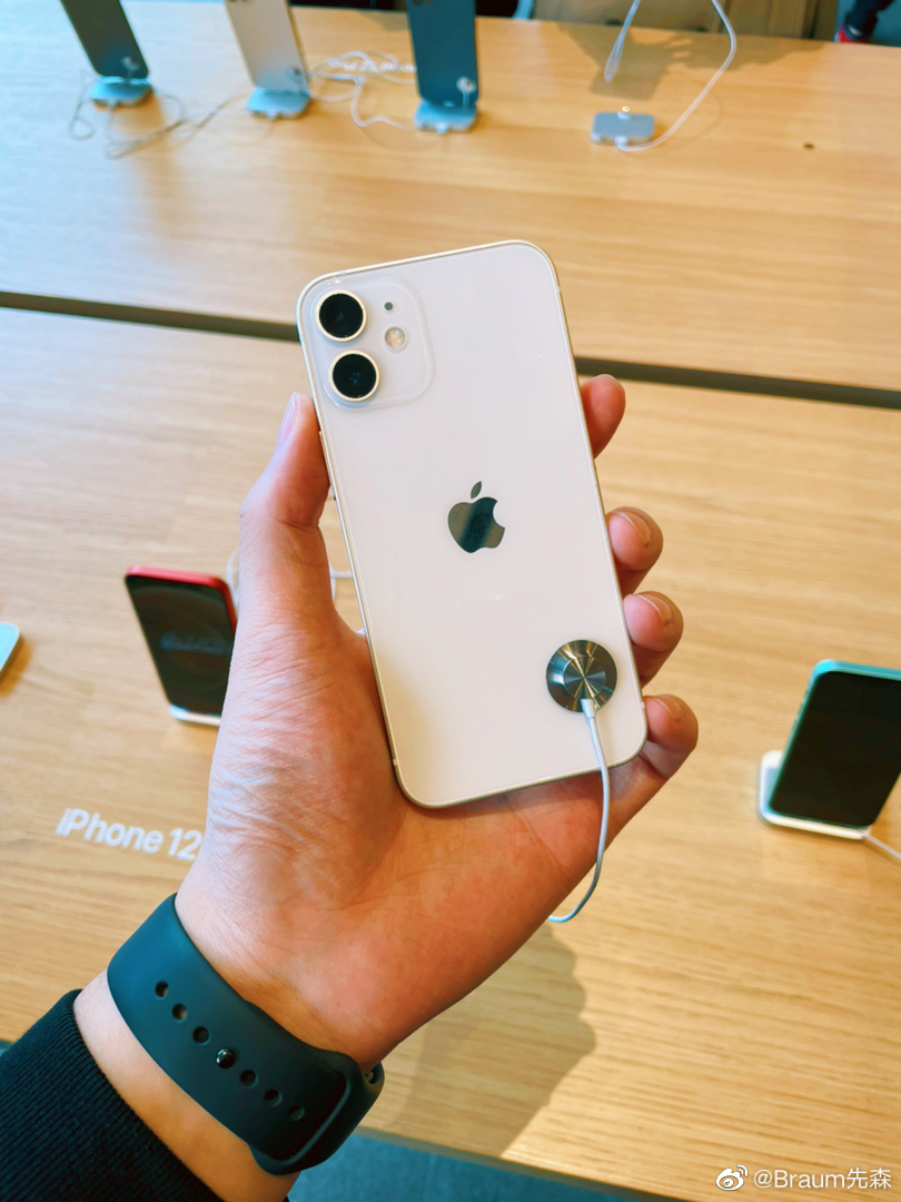 iphone12 mini有种梦回ipod touch的感觉,拿在手上活像个玩具