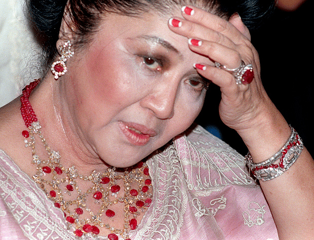 在伊梅尔达的时尚里,红宝石全副武装是很常见的装扮.