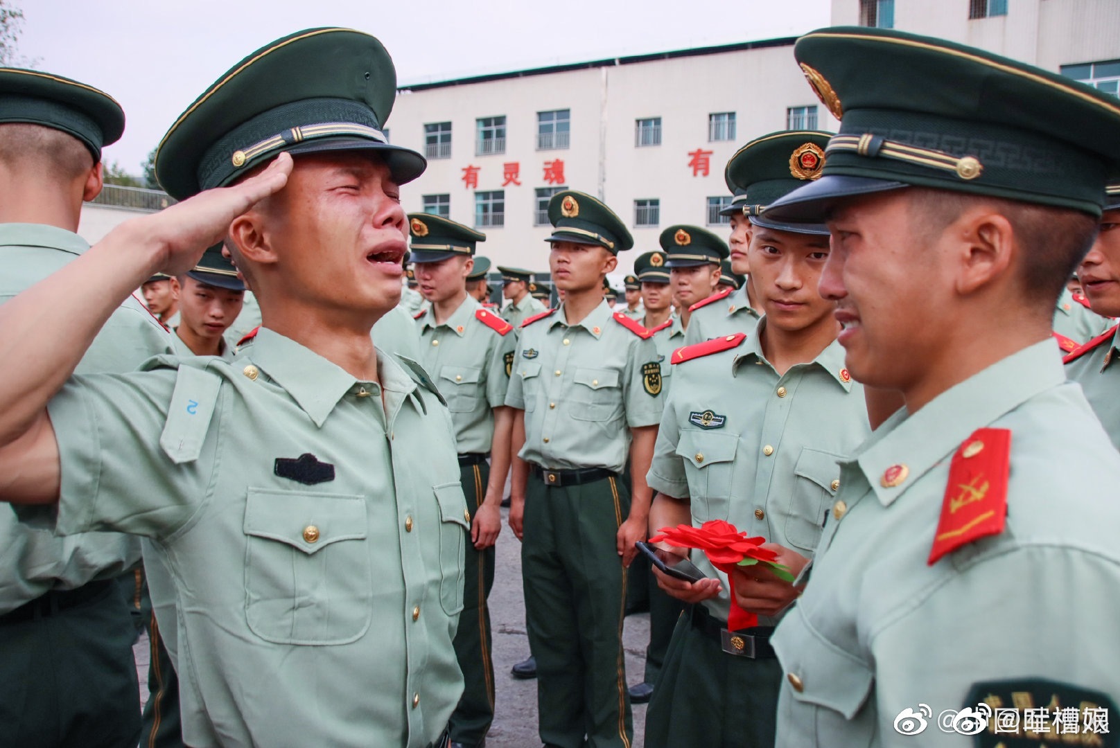 战友情兄弟情!卸掉军衔,卸不掉感情,向军人致敬!