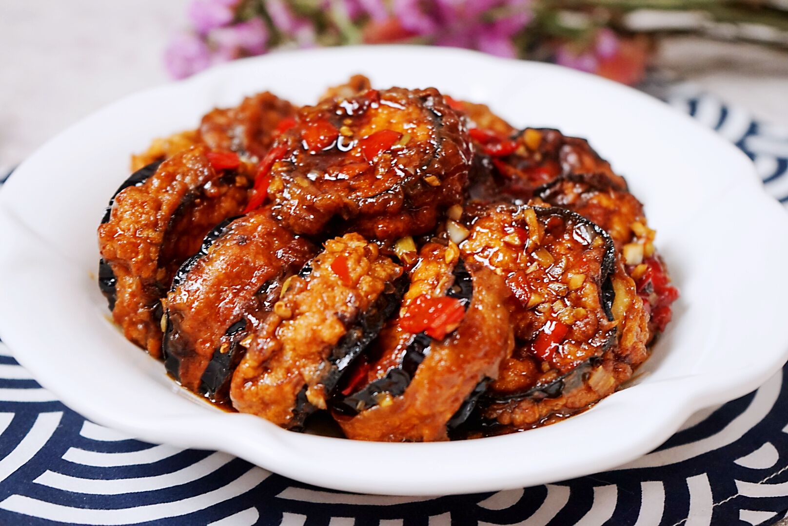 鱼香茄盒选择那种比较鲜嫩的长茄子,然后切成厚度均匀的小圆片,将我们