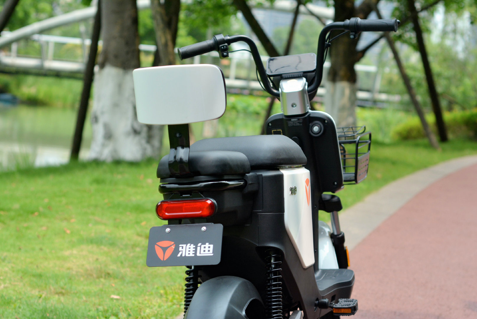 雅迪欧逸电动车上路实测:钥匙一键启动,续航最低60公里?-新浪汽车