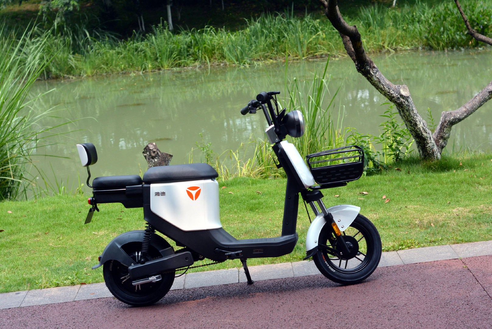 雅迪欧逸电动车上路实测:钥匙一键启动,续航最低60公里?