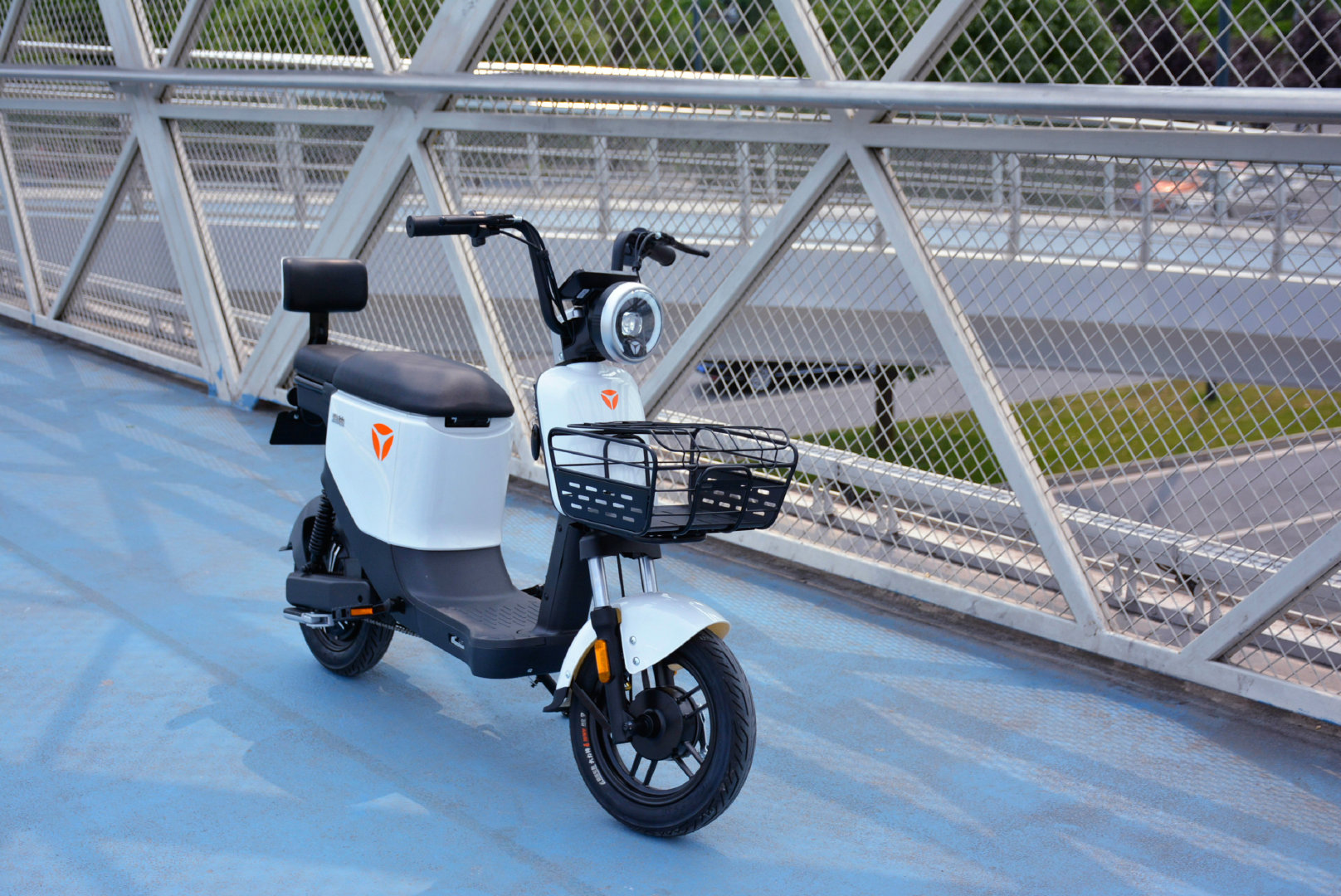 雅迪欧逸电动车上路实测:钥匙一键启动,续航最低60公里?