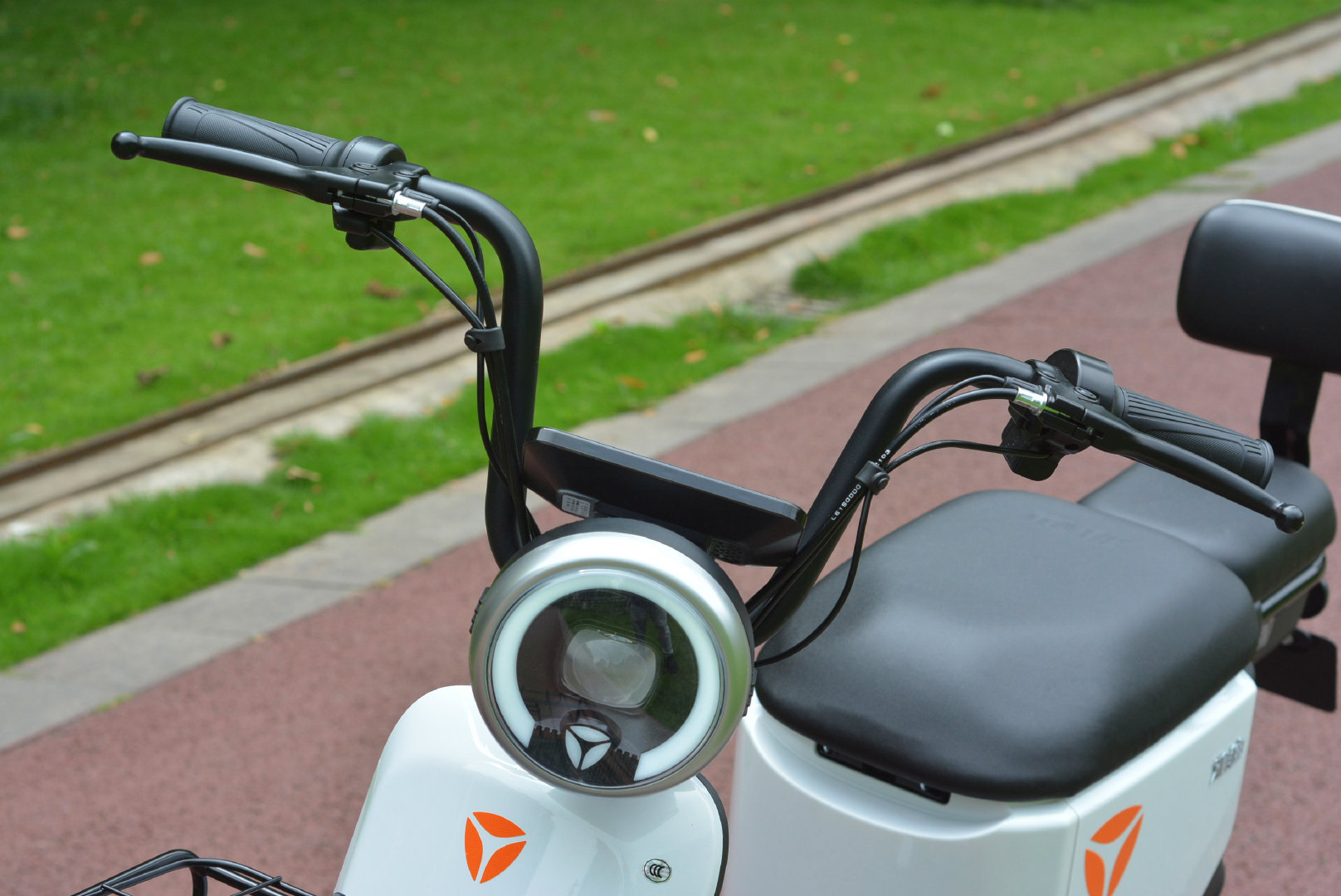 雅迪欧逸电动车上路实测:钥匙一键启动,续航最低60公里?