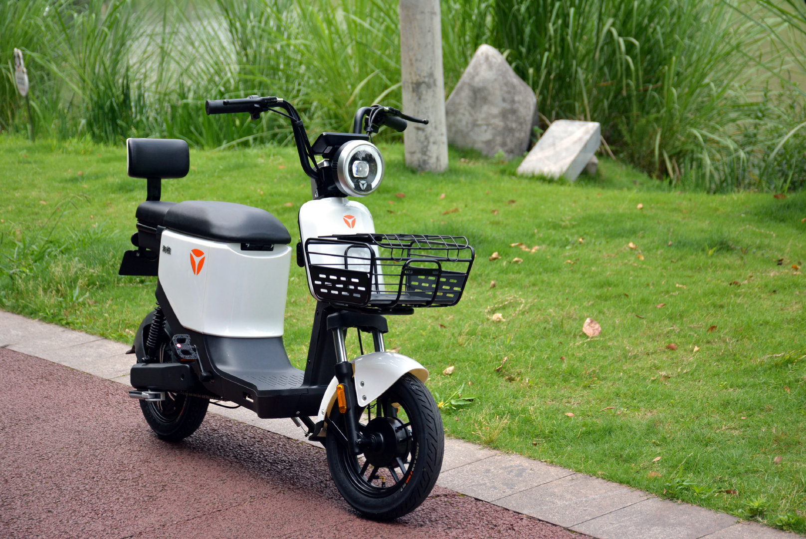 雅迪欧逸电动车上路实测:钥匙一键启动,续航最低60公里?