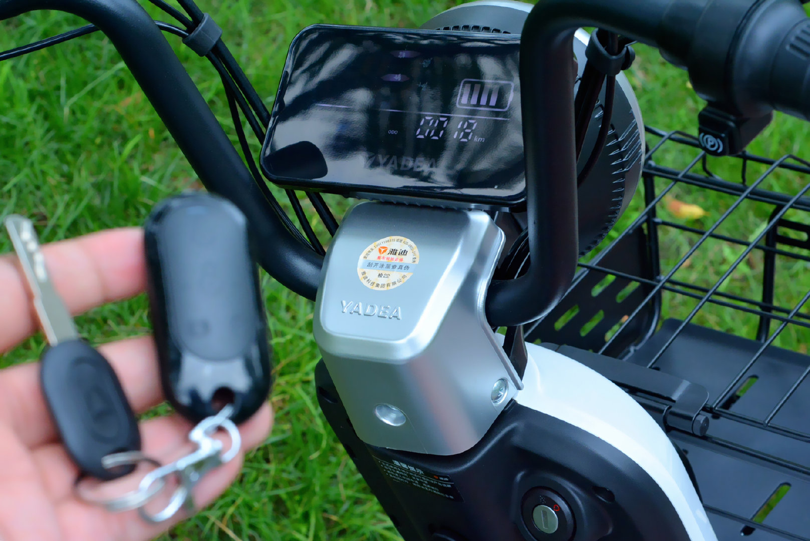 雅迪欧逸电动车上路实测:钥匙一键启动,续航最低60公里?