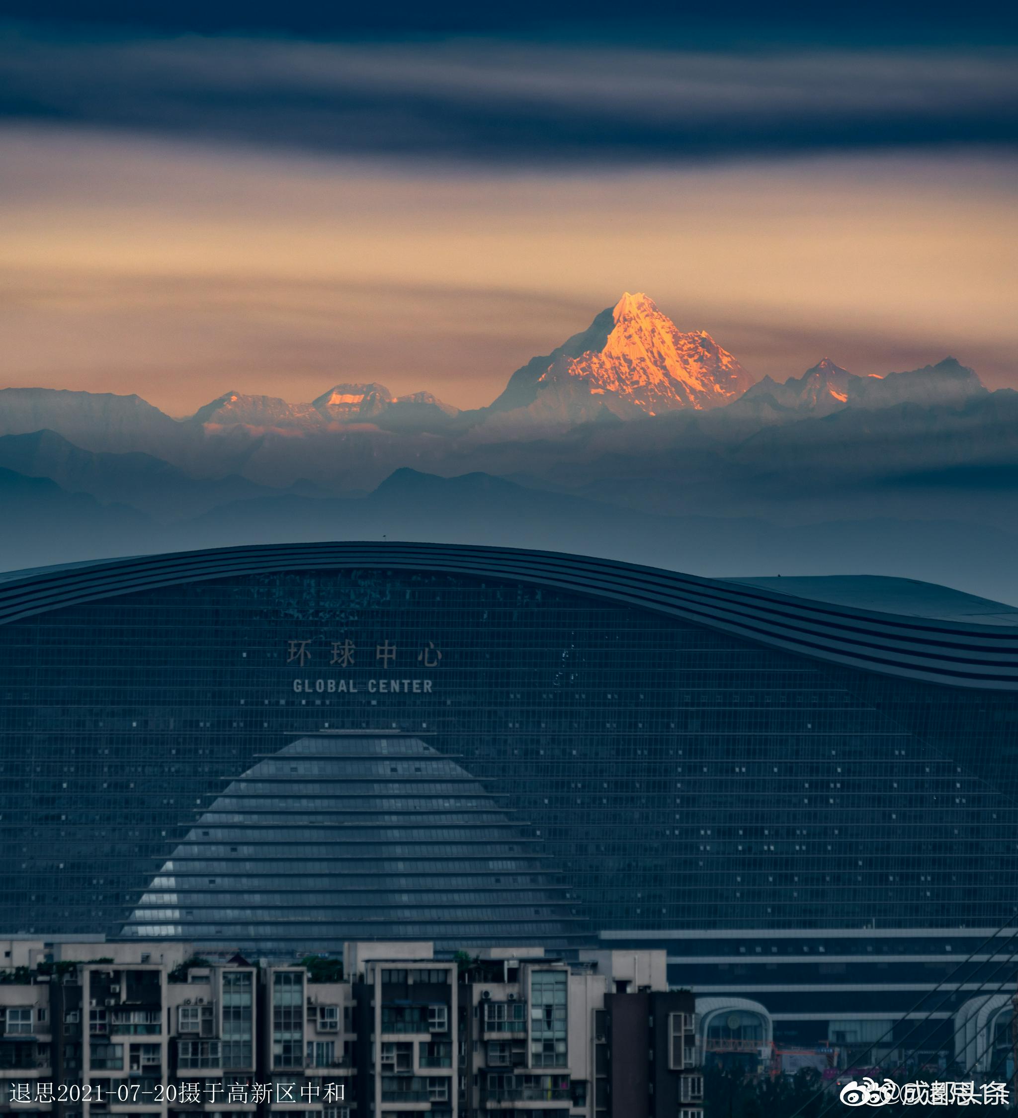 坐标成都高新区中和街道,网友又拍到今日份雪山啦!