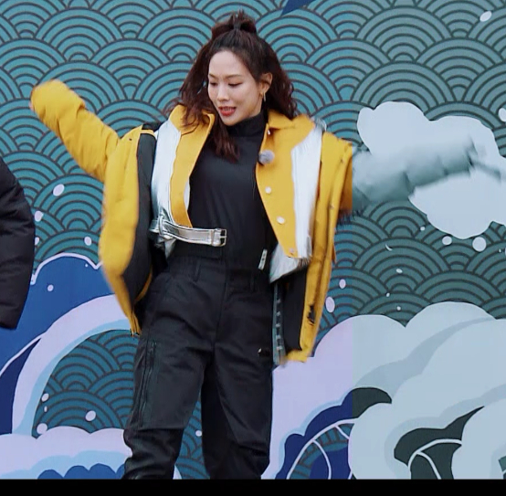 王霏霏在《奔跑吧》 猜歌环节上唱着唱着《72变》