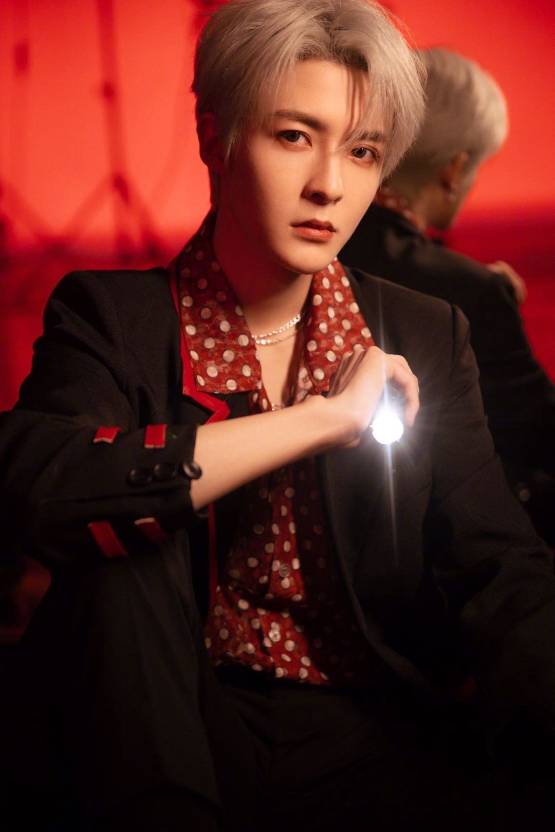 unine_管栎 绿洲发布一组写真大片,光影交错下展现帅气魅力_高清图