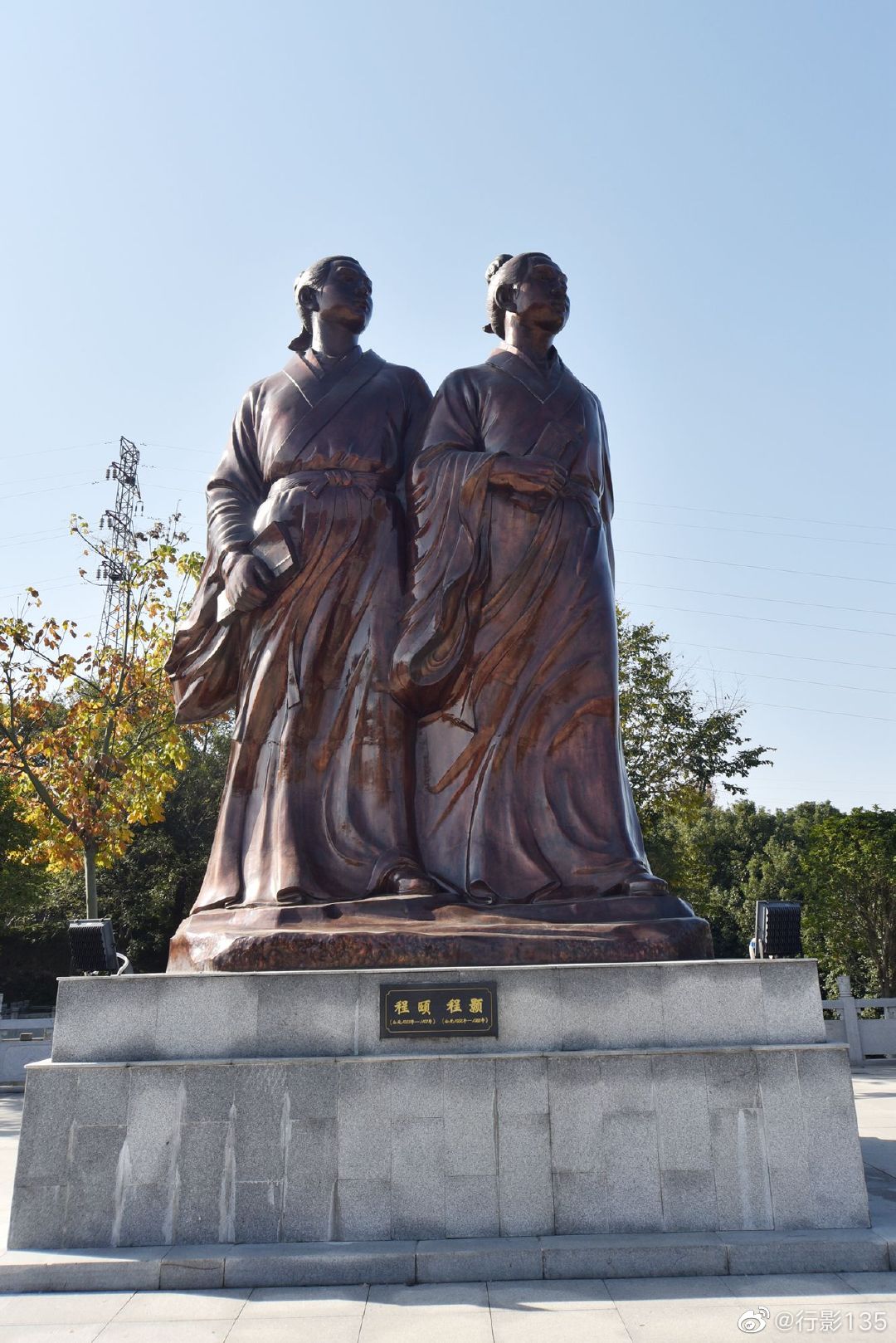 武汉黄陂是理学大师程颢程颐出生和成长的地方在二程书院前