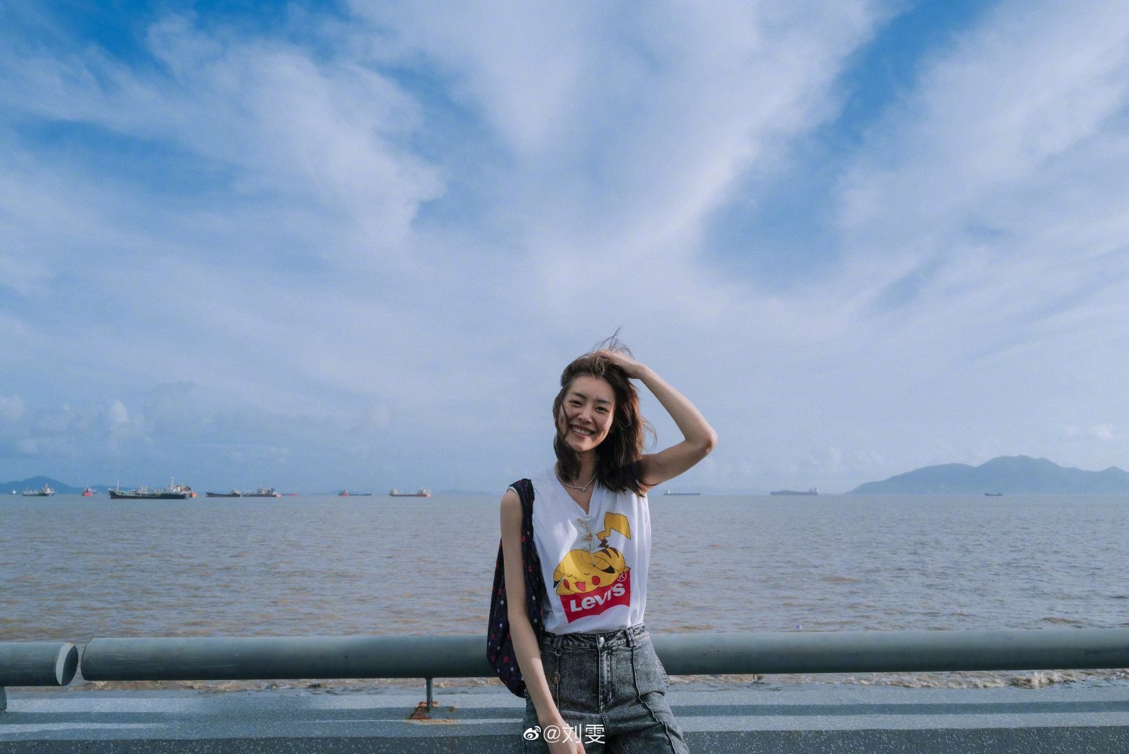 刘雯海边氛围感随拍,蔚蓝的天,蓝色的大海和超美的雯