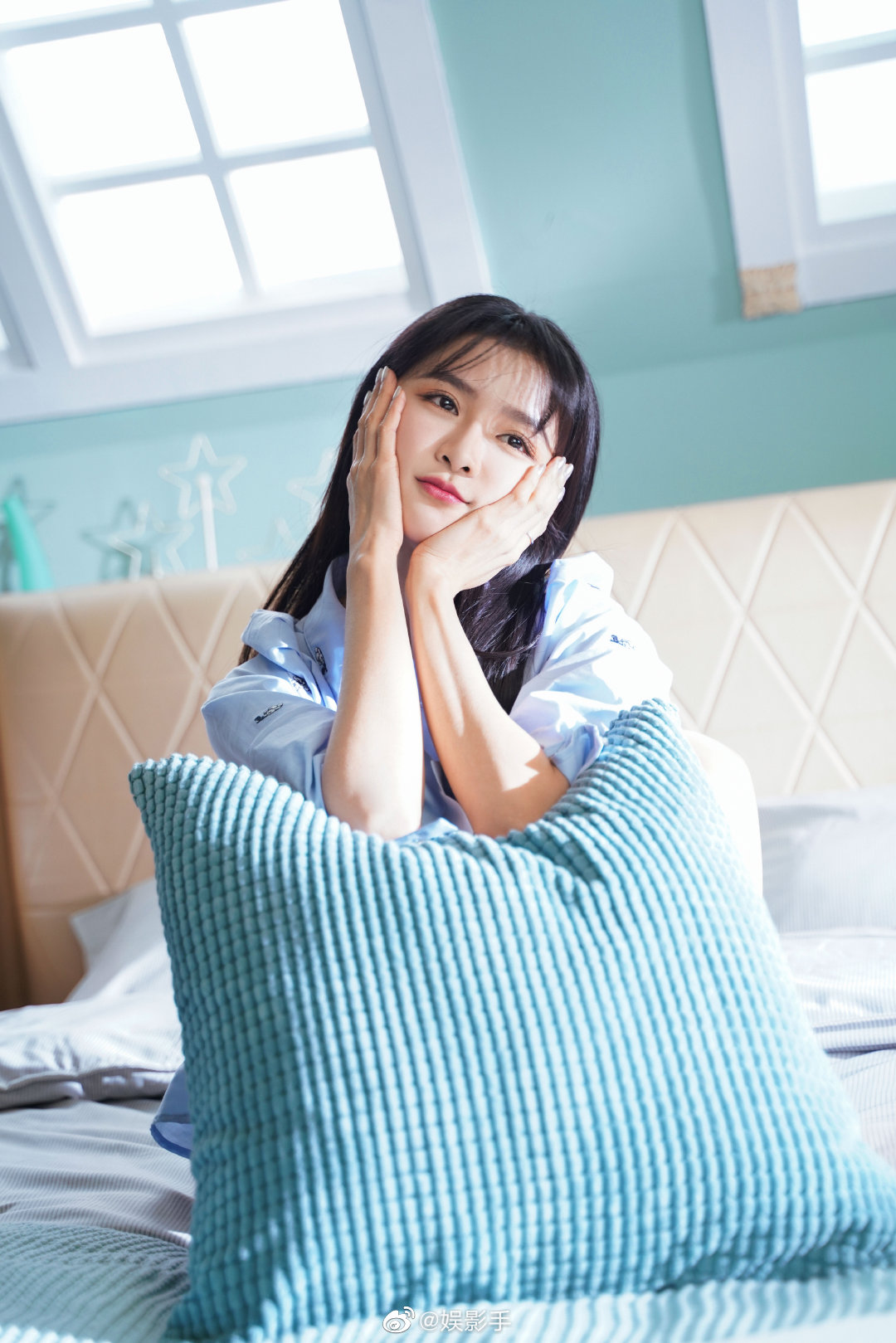 陈越好细心啊,一举一动展示着绅士风度,蔡卓宜美丽有气质