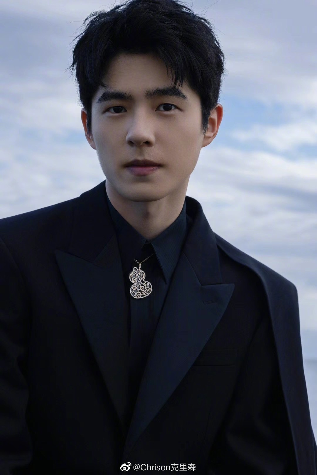 许久未见的刘昊然,南法海边的披风少年__财经头条