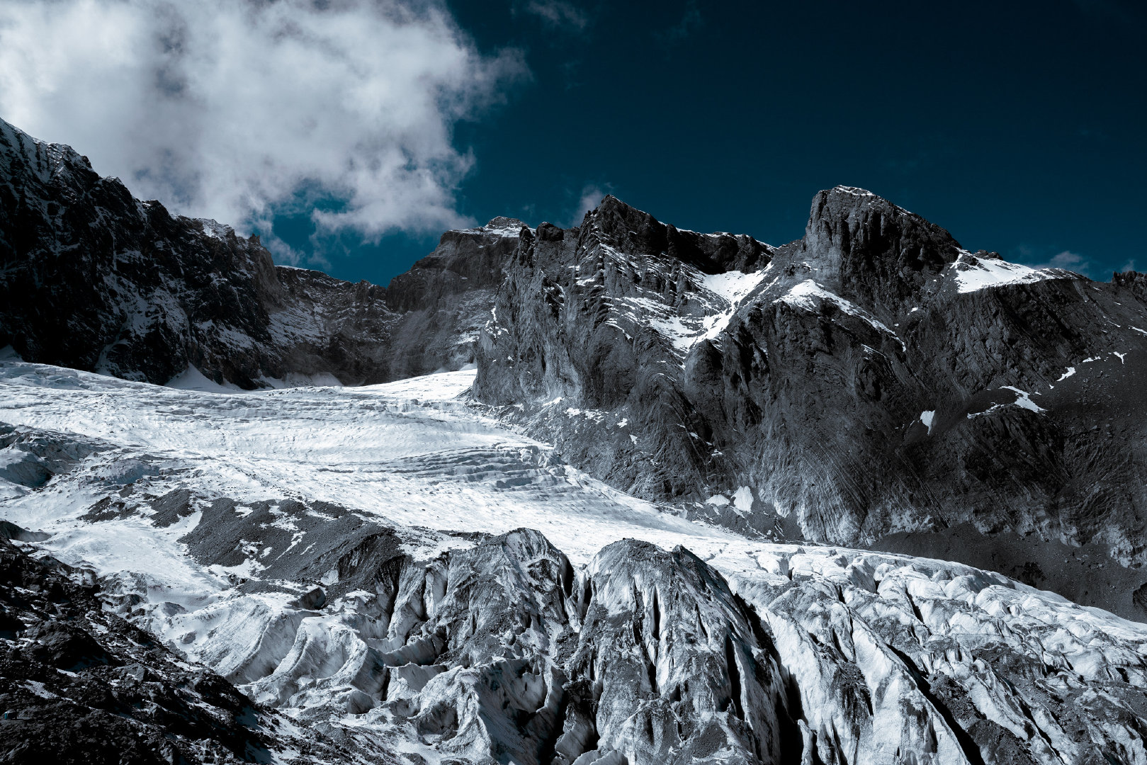 终年云雾萦绕积雪的山峰……__财经头条