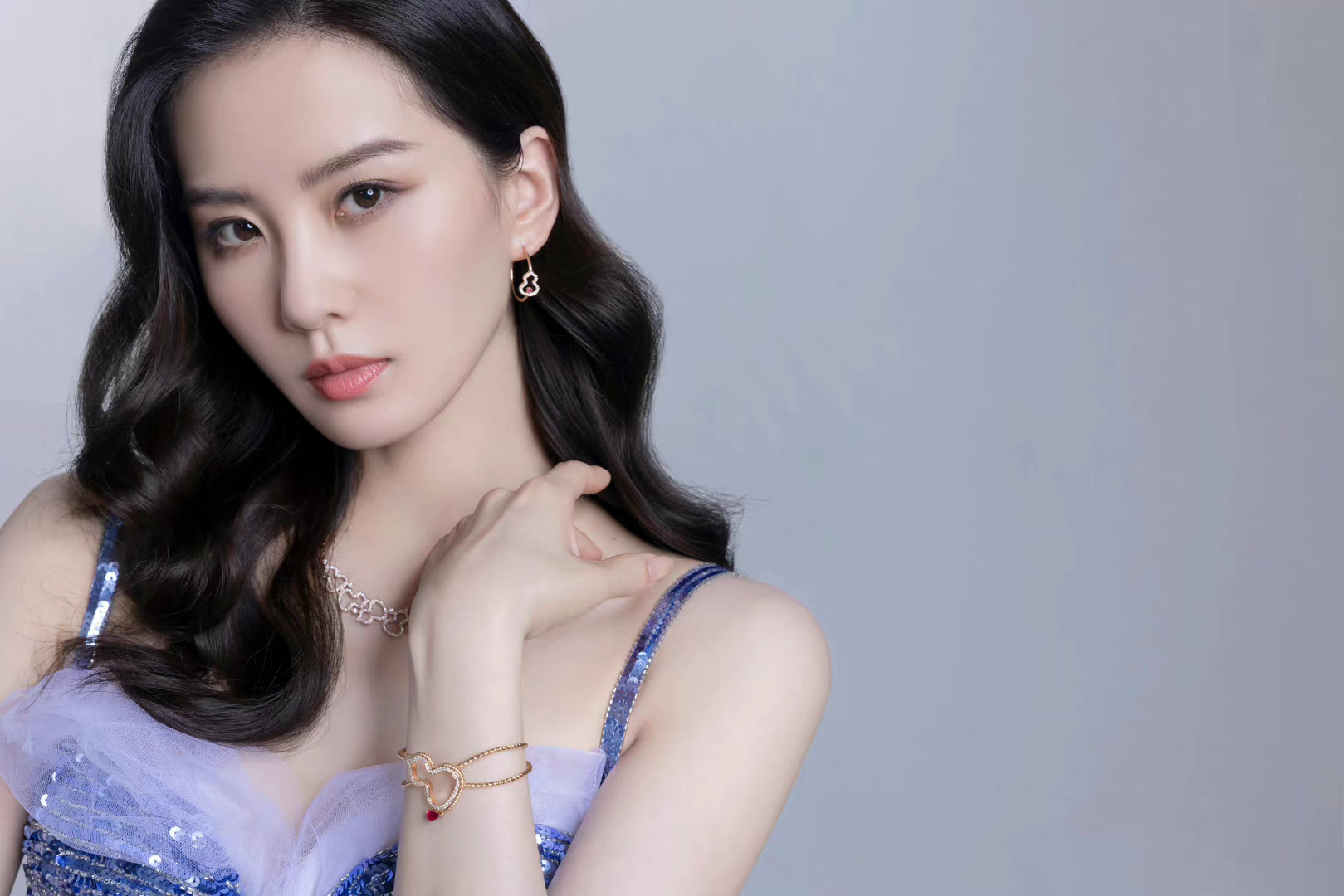 刘诗诗蓝紫色亮片吊带裙造型图 性感绝美的诗诗