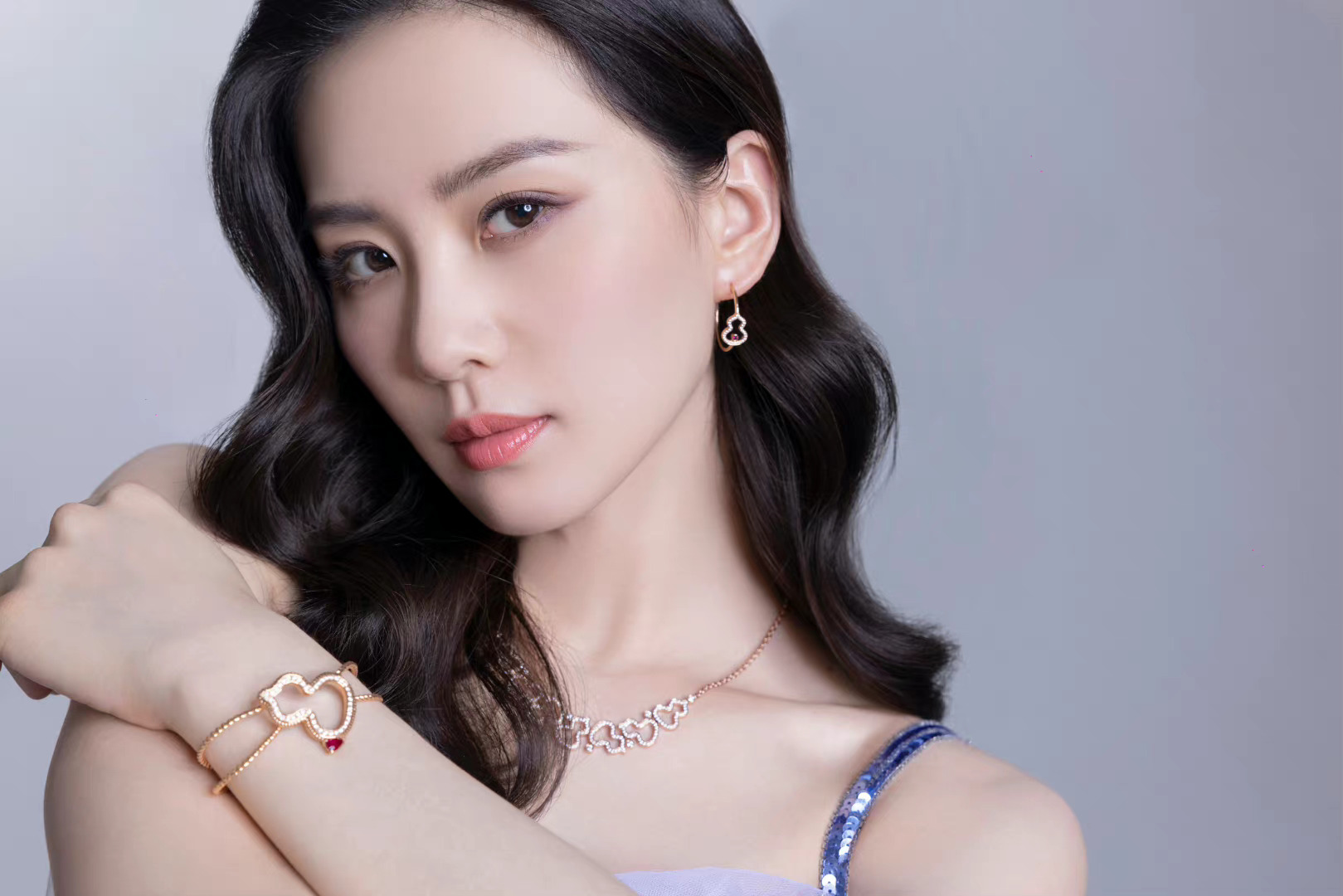 刘诗诗蓝紫色亮片吊带裙造型图 性感绝美的诗诗