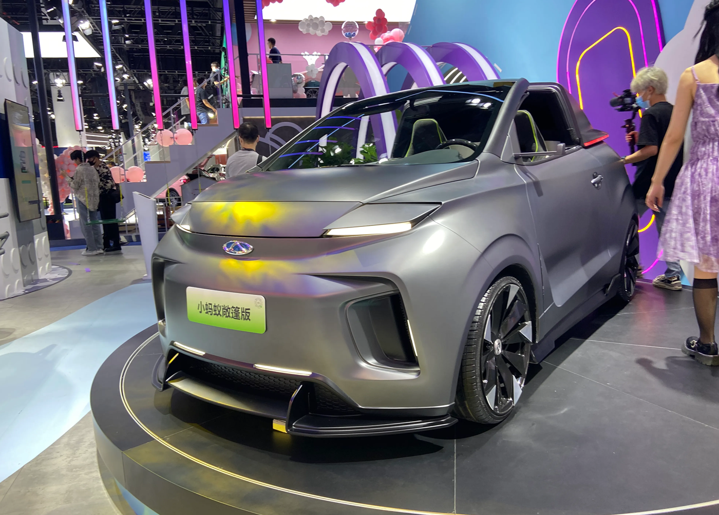 奇瑞小蚂蚁敞篷版亮相配硬顶敞篷双拼色座椅外观很运动