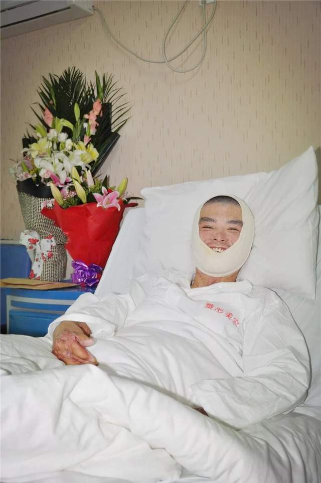 26岁军人浴火救44人,全身90%烧伤后被迫分手,意外收获最美爱情休闲区蓝鸢梦想 - Www.slyday.coM 26岁军人浴火救44人,全身90%烧伤后被迫分手,意外收获最美爱情休闲区蓝鸢梦想 - Www.slyday.coM