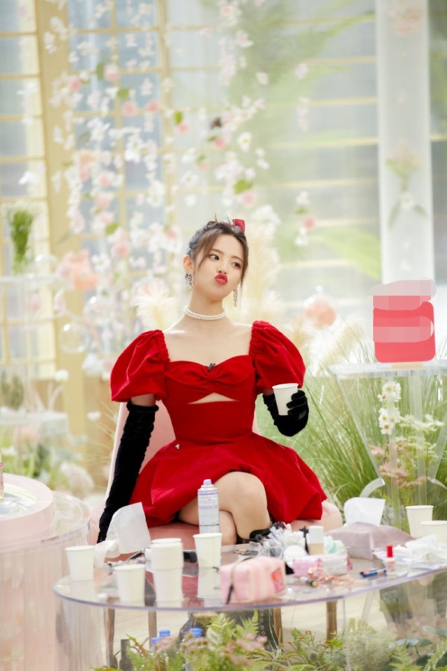 杨超越翘着二郎腿坐在粉色的小沙发上,十分的调皮,同时又不失优雅.