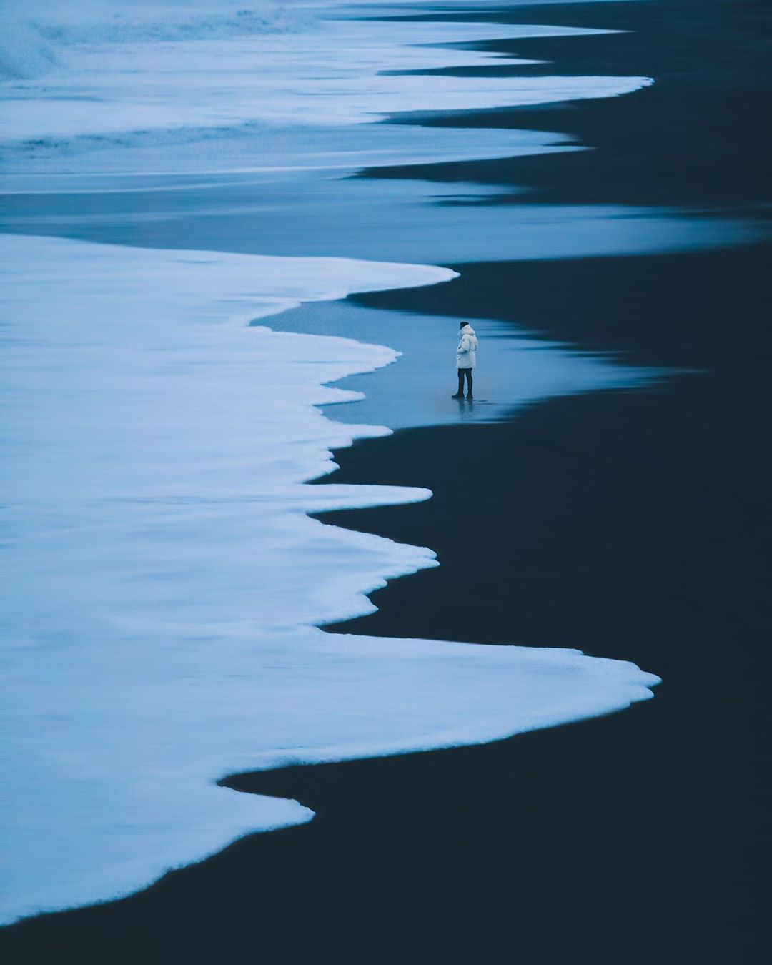 大海深处有一家便利店贩卖着蓝色的孤独