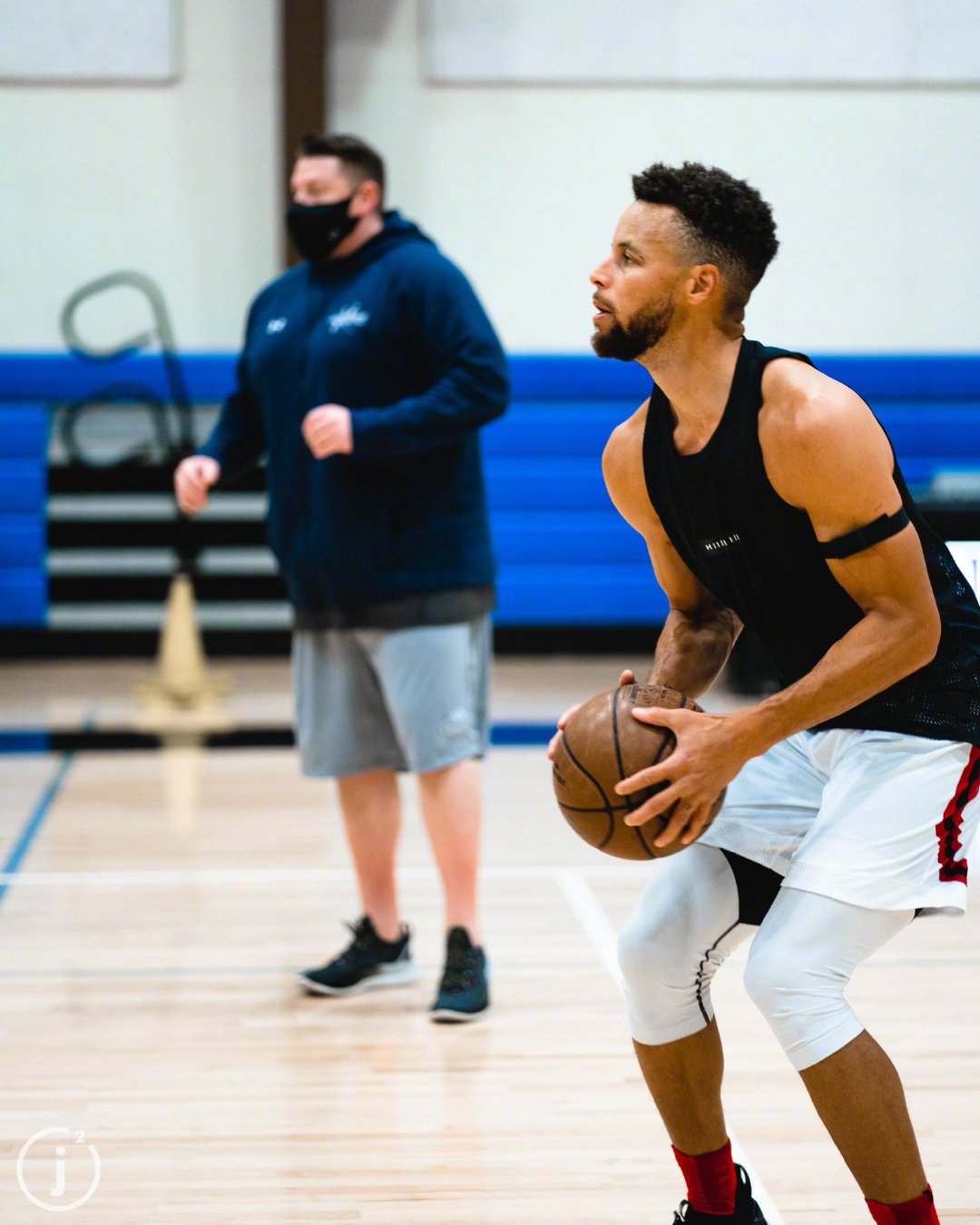 库里最新的训练照,是不是变强壮了?