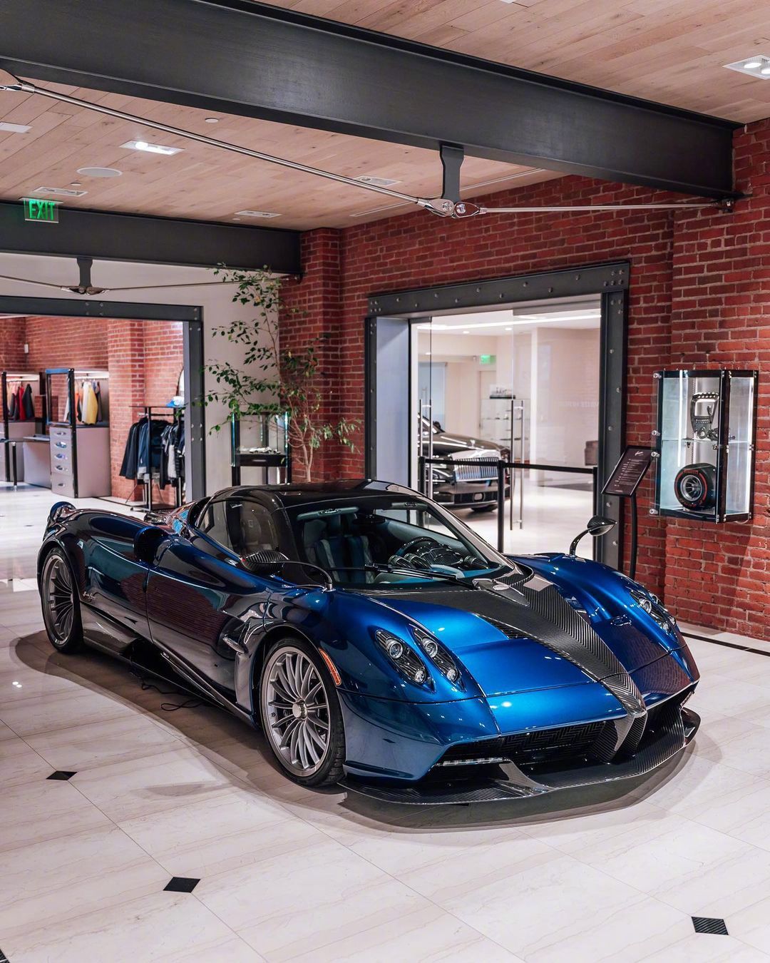 一枚敞篷风神帕加尼 huayra roadster_高清图集_新浪网