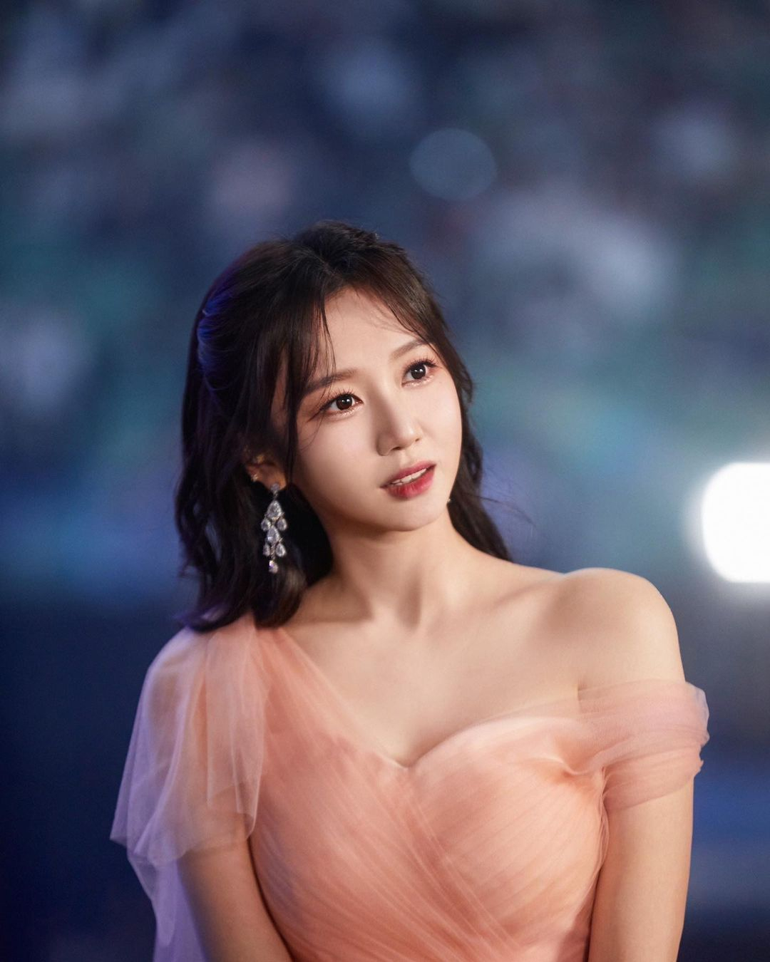 lck女主持尹秀彬晒照:露肩高腰蓬蓬裙