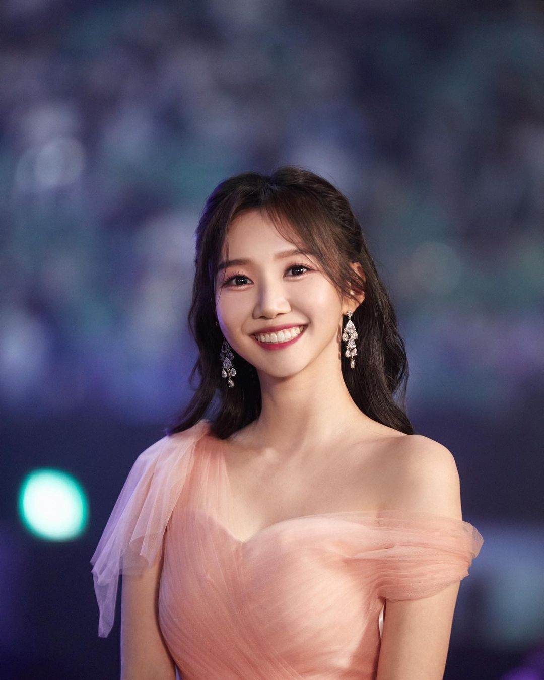 lck女主持尹秀彬晒照:露肩高腰蓬蓬裙_高清图集_新浪网