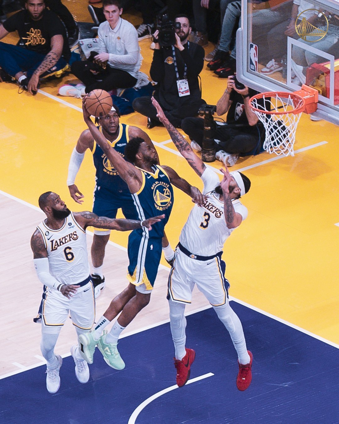 湖人主场30分大胜勇士,2比1……__财经头条