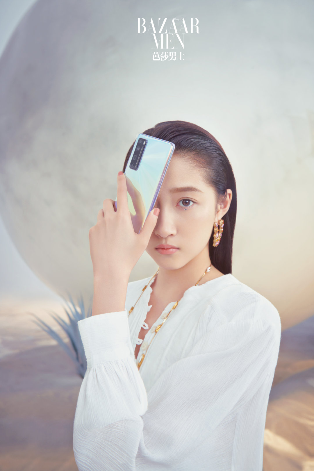 关晓彤手持华为nova7 pro登上芭莎男士新刊