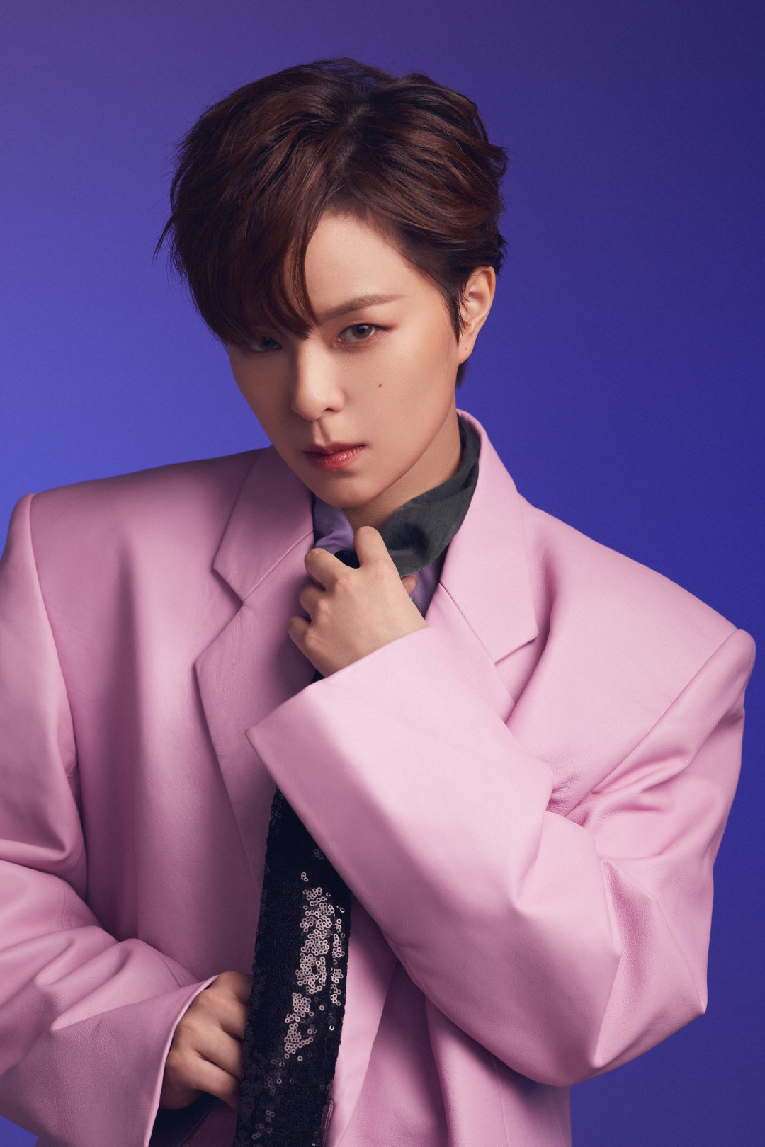 身穿雾粉色西装外套飒爽酷帅