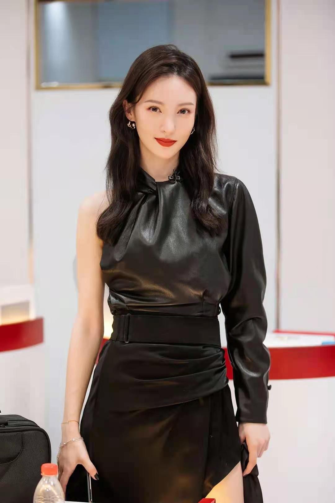 金晨用姜文电影滤镜拍照穿吊带裙似文艺女神肤白貌美真气人