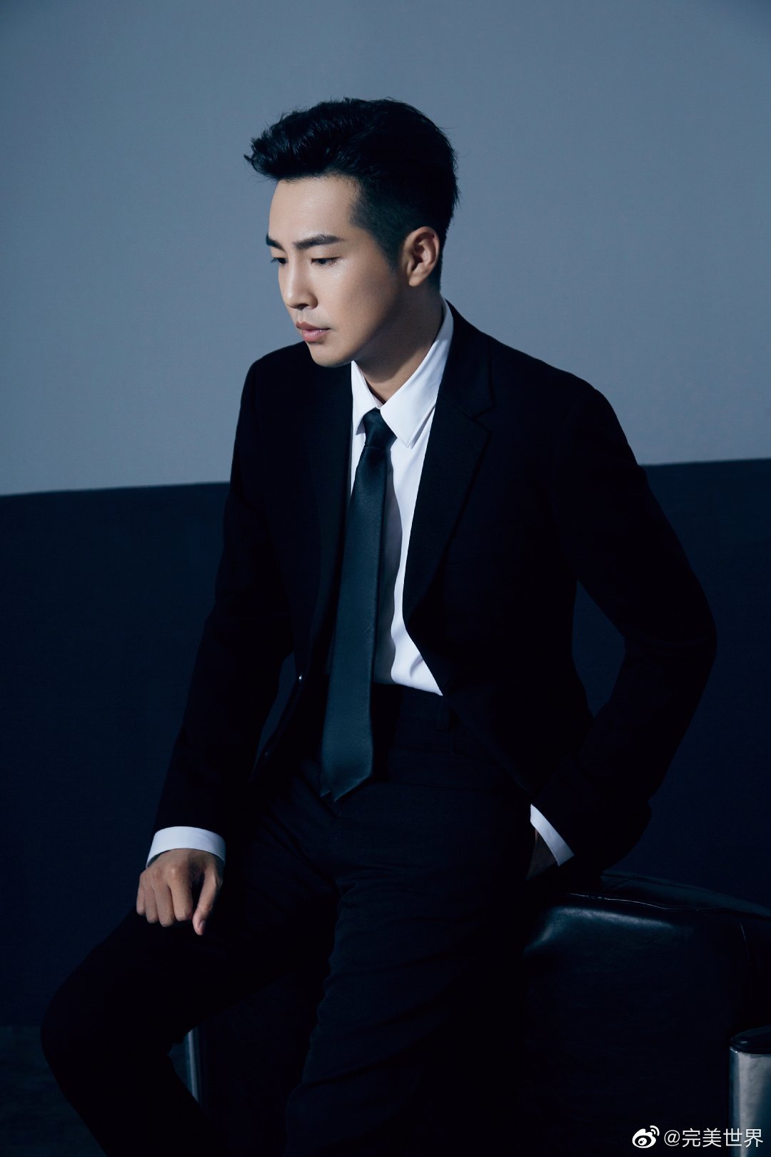 以古装给我们深刻印象的邹廷威现代装也帅气依旧……__财经头条