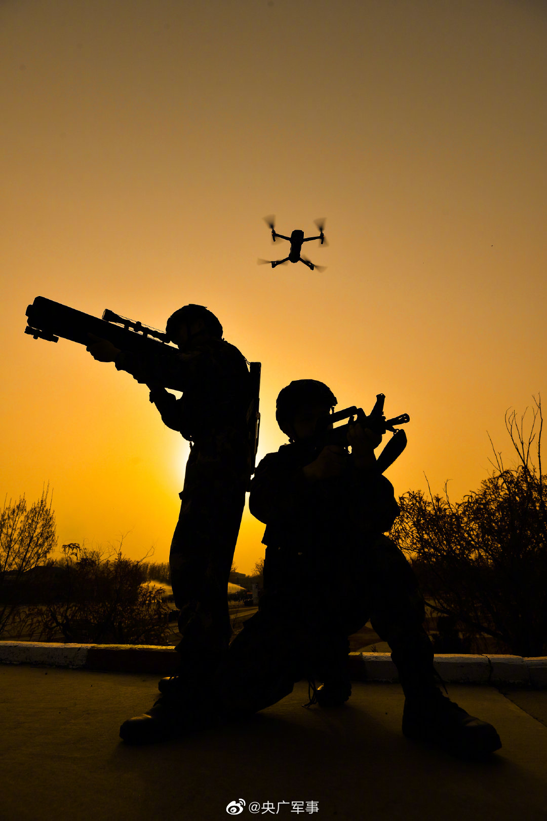 帅!夕阳下武警官兵训练剪影