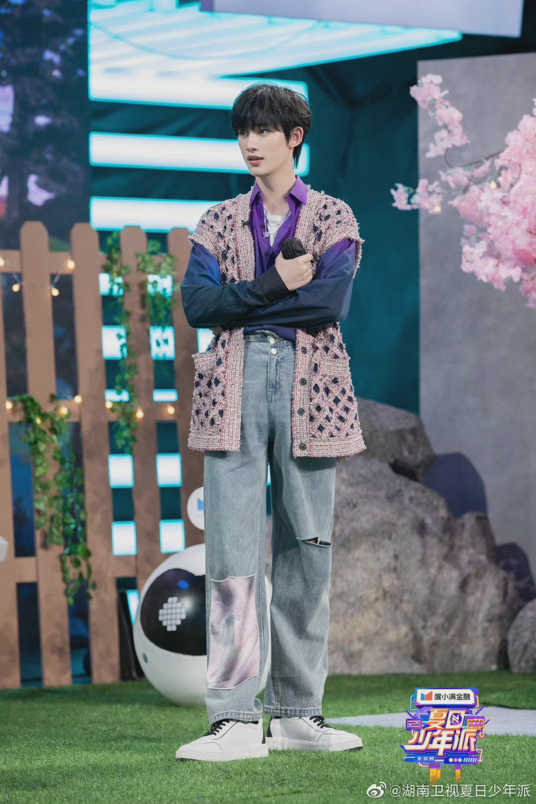 丁程鑫夏日少年派新剧照 紫色渐变衬衣和针织外搭 时尚元气小丁