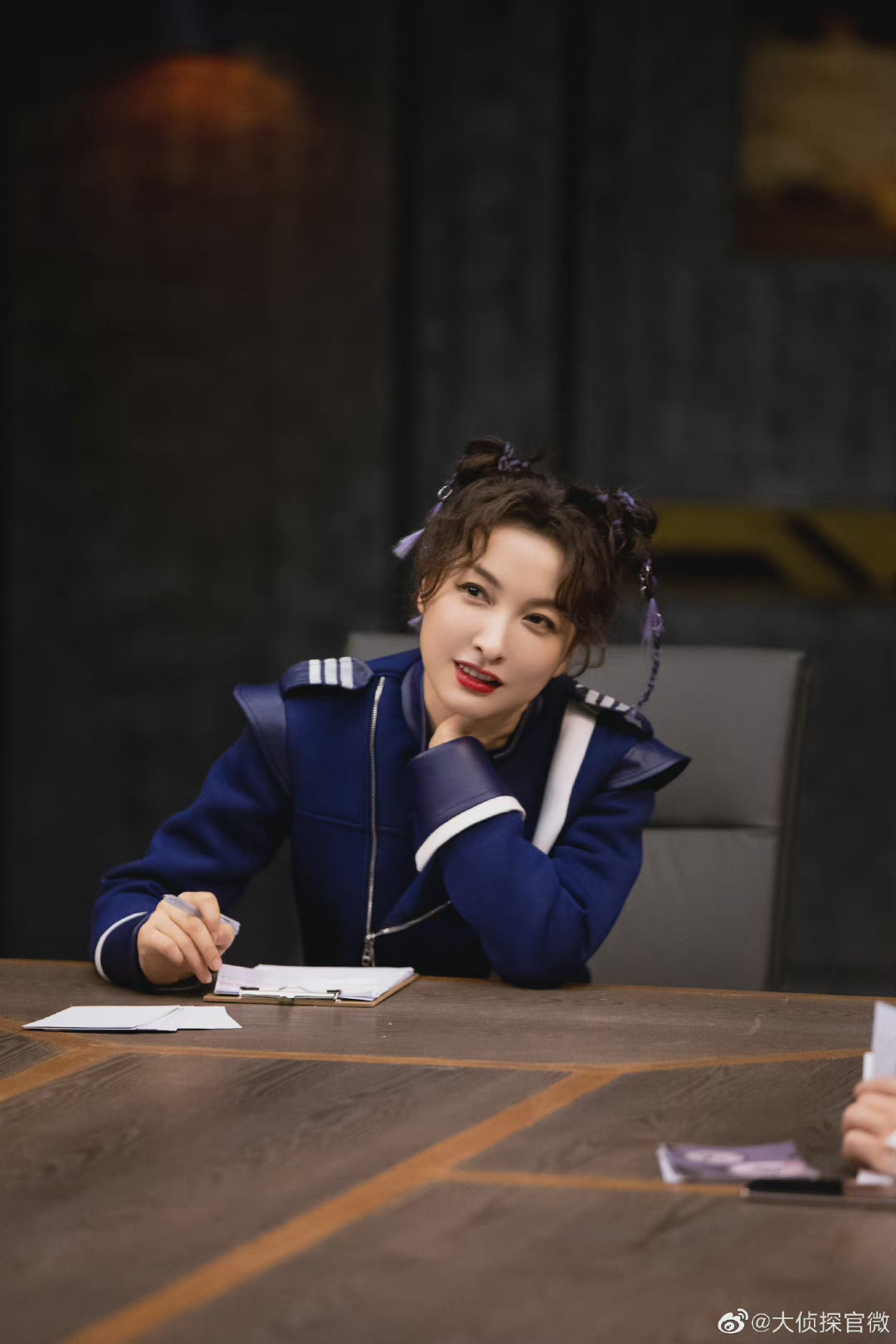 吴昕大侦探最新一期剧照释出 机长丸子头造型好甜美__财经头条