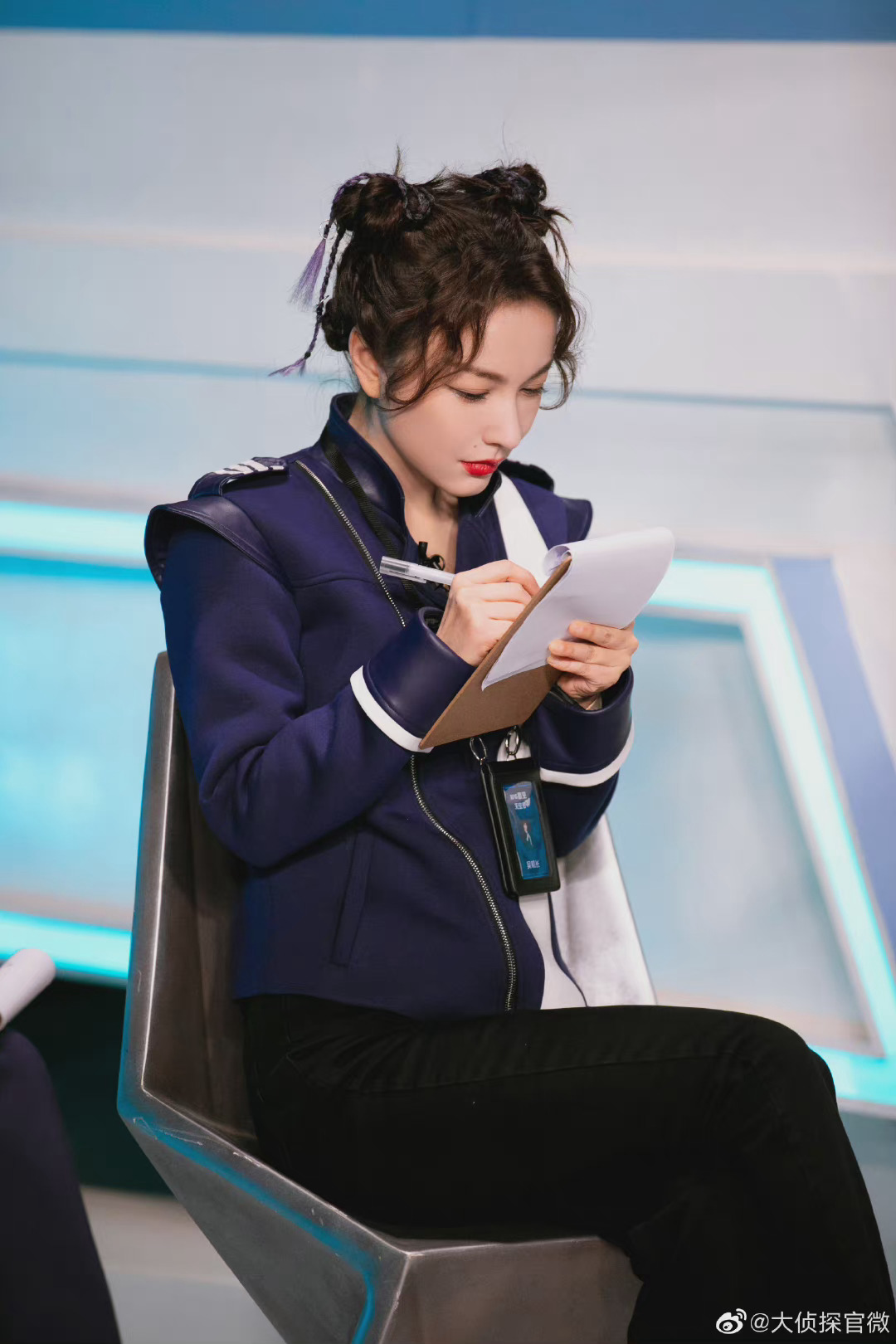 吴昕大侦探最新一期剧照释出 机长丸子头造型好甜美__财经头条