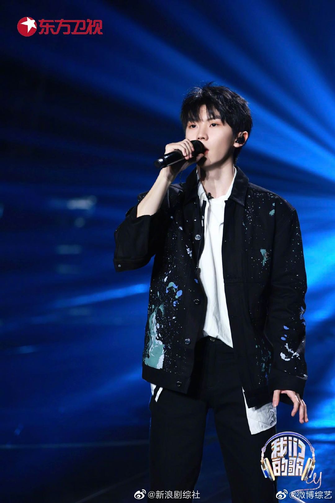 下一期@时代少年团队长-马嘉祺 身穿紫色卫衣打架子鼓……_高清图集