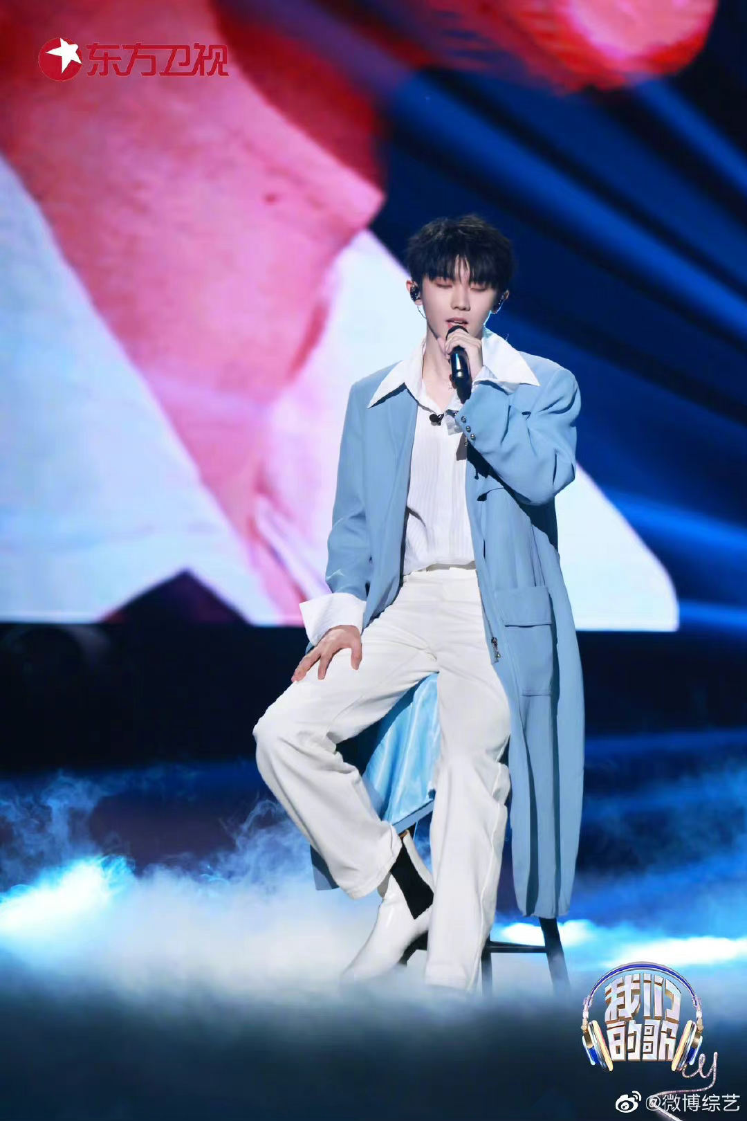 下一期@时代少年团队长-马嘉祺 身穿紫色卫衣打架子鼓