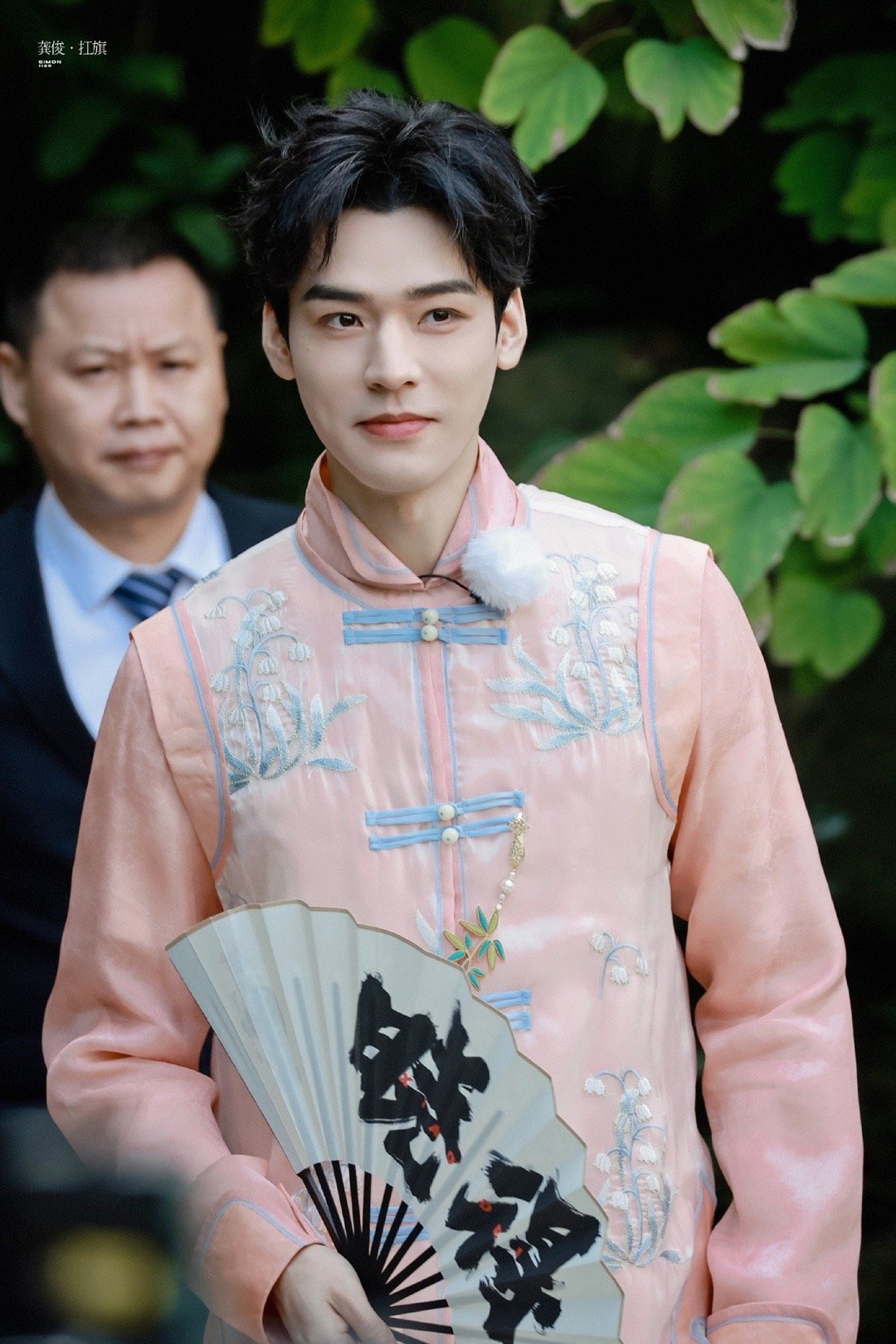 龚俊极限挑战新造型路透9615 粉色长衫手拿折扇……__财经头条