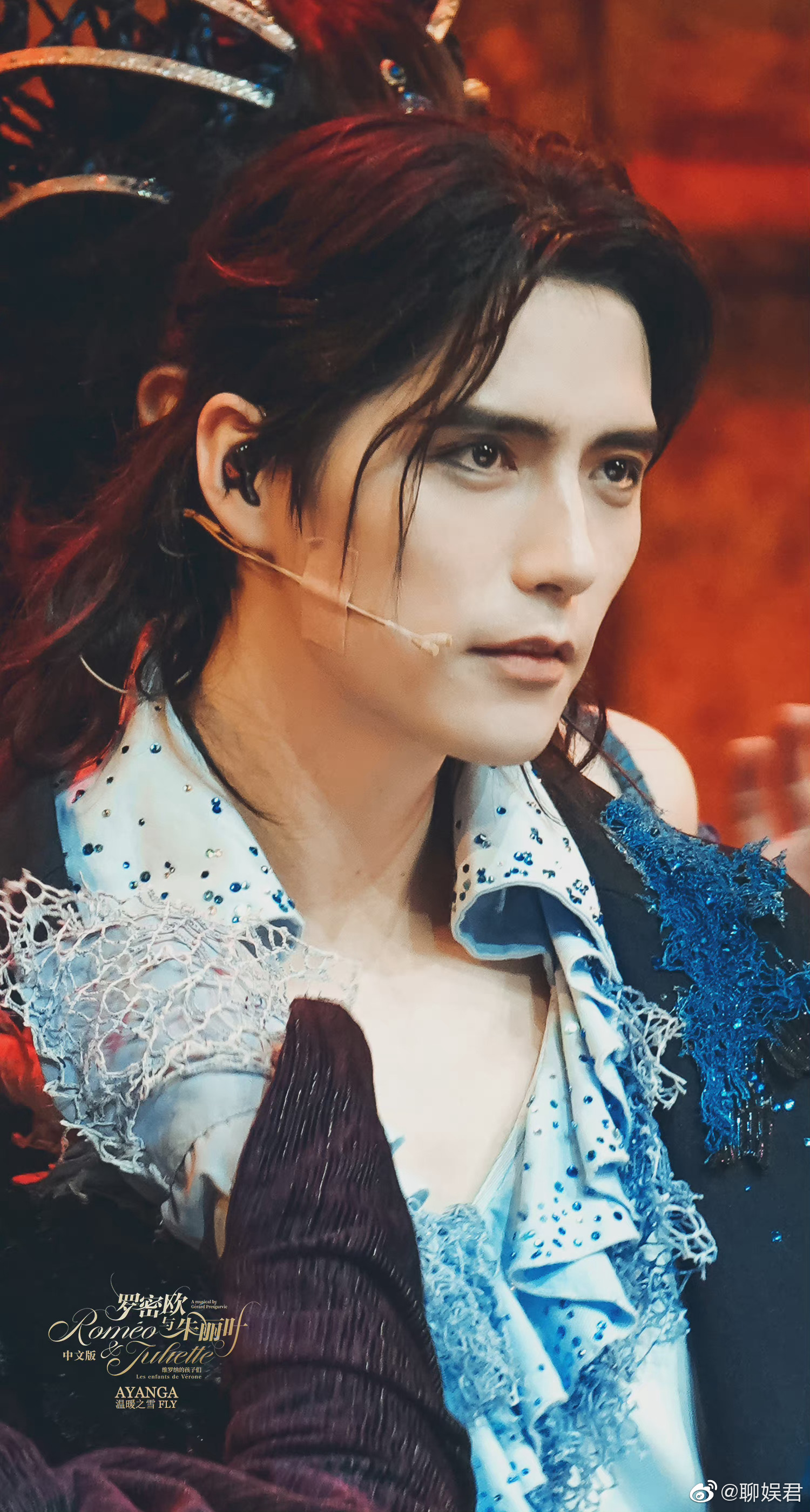 阿云嘎真的是太帅了高大的身材深邃的眉眼还有半长的头发