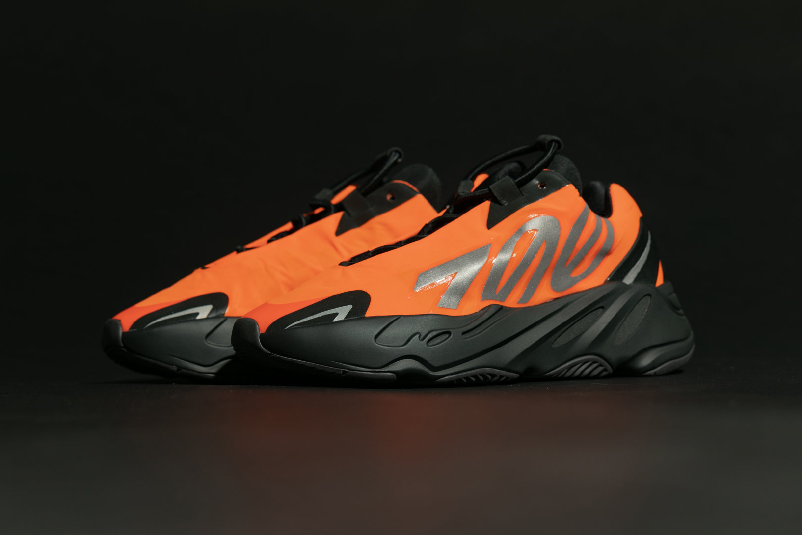 yeezy 700 高清壁纸,喜欢就拿去这一抹黑橙真的有点酷