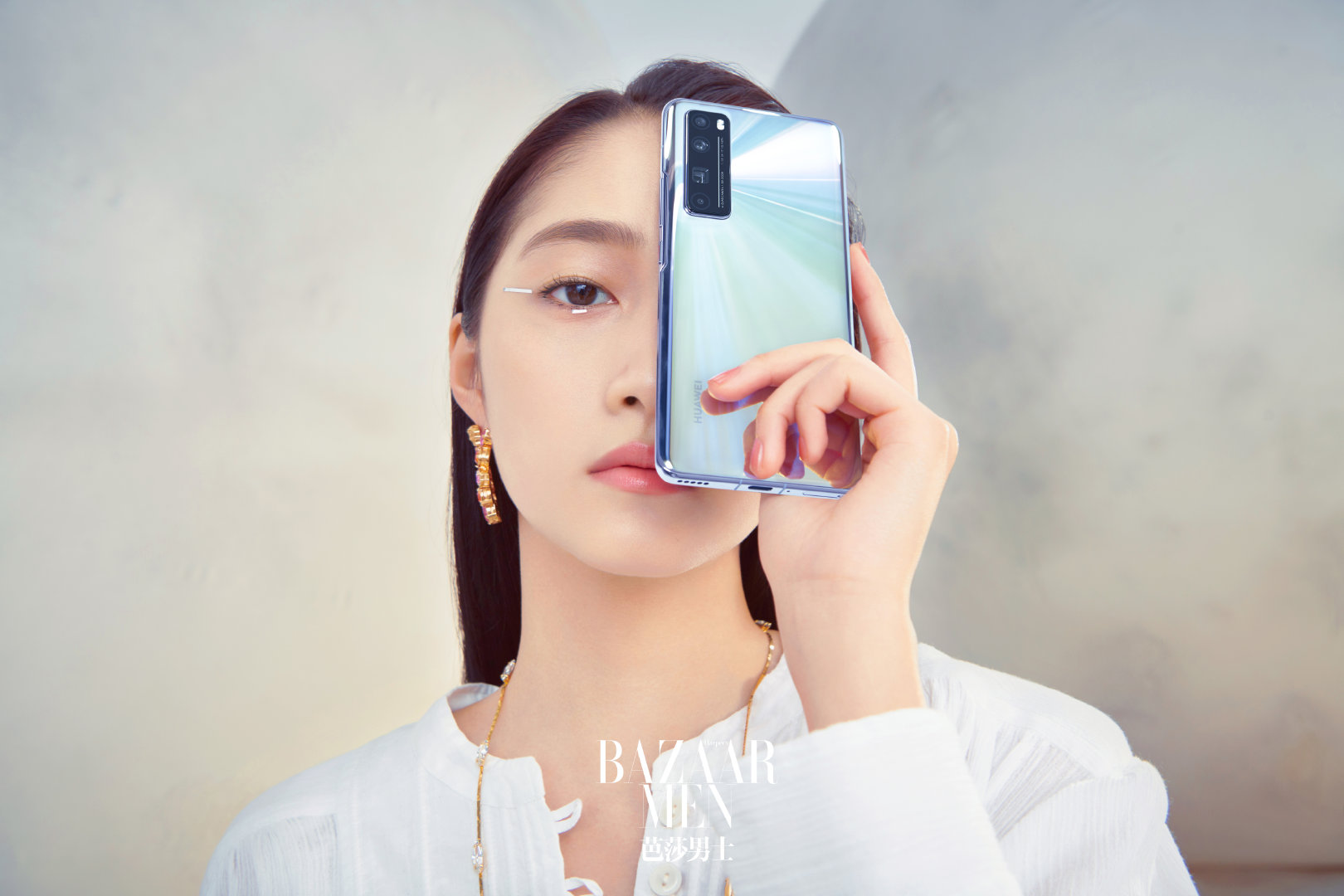 关晓彤手持华为nova7 pro登上芭莎男士新刊
